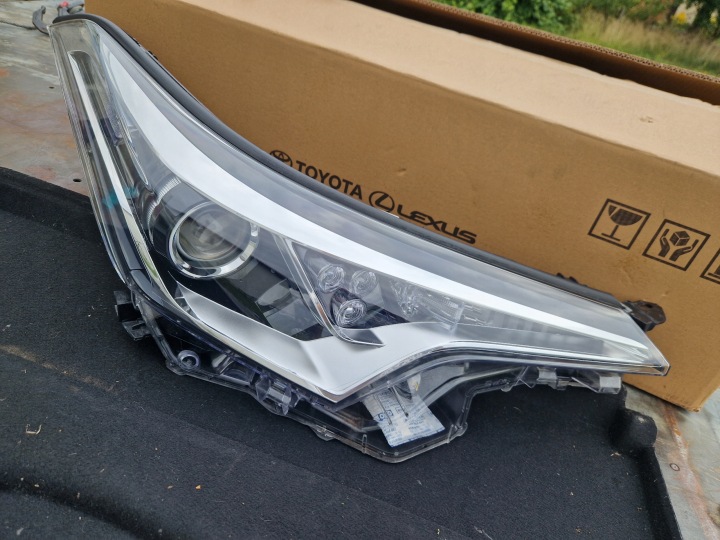 Toyota OE 81110-F4031-00 světlomet chr led, Auf Lager in der EU — Foto 1