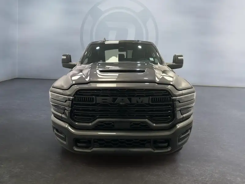 2027 RAM 2500 Laramie, grau, 0 km, Import Kanada — Foto 2 z 12