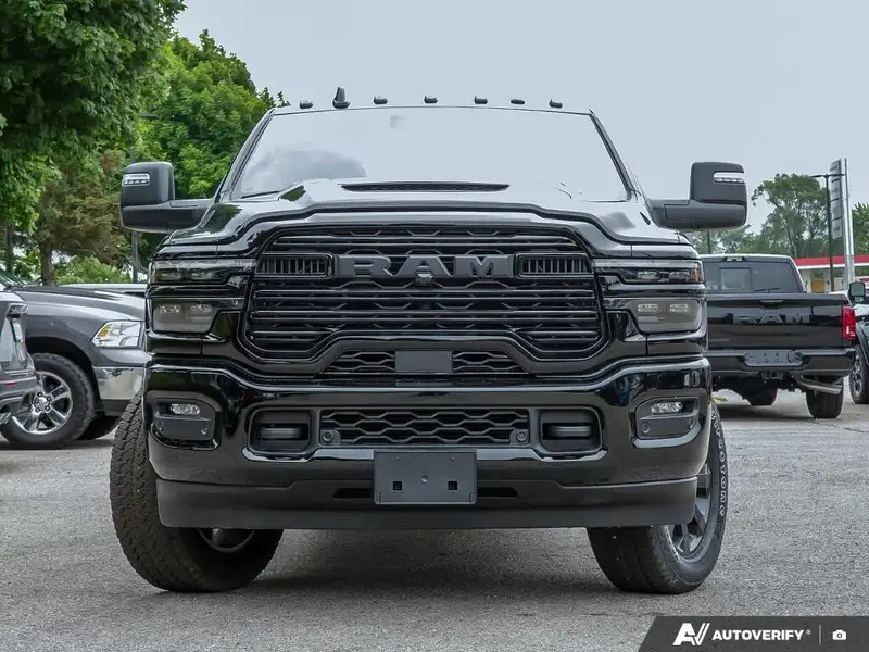 2026 RAM 2500 Laramie, schwarz, 0 km, Import Kanada — Foto 2 z 12