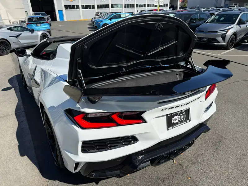 2027 Chevrolet Corvette 2LZ, weiß, 1 km, Import Kanada — Foto 7 z 12