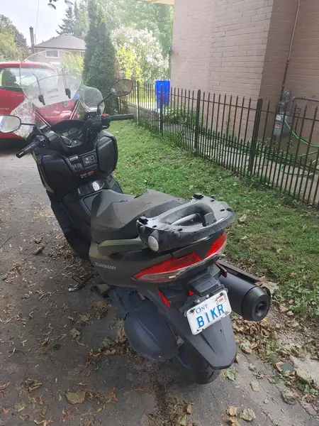 2023 Suzuki Burgman 400 Street with Givi Windscreen Givi carrier support, 4.500 km, Import Kanada — Foto 1 | AMECAR 2023 Suzuki Burgman 400 Street with Givi Windscreen Givi carrier support, 4.500 km, Import Kanada — Foto 1