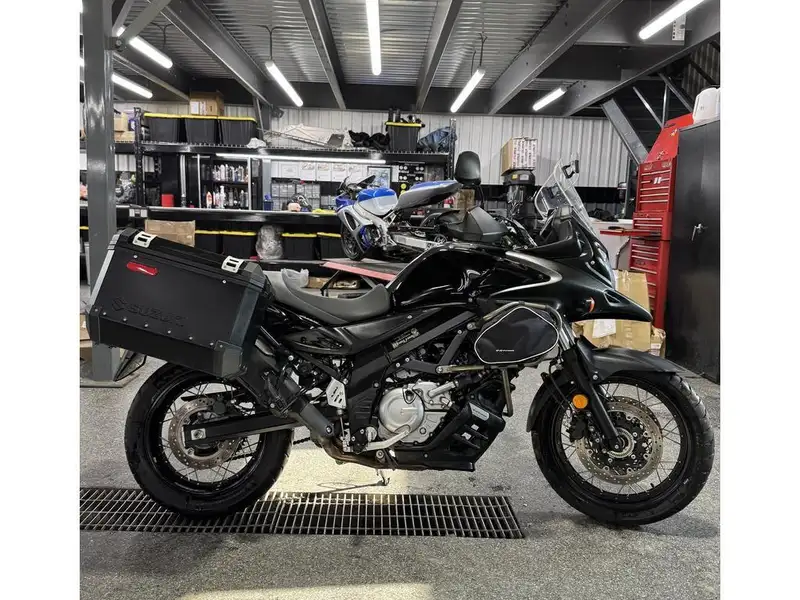 2016 Suzuki Unspecified, schwarz, Import Kanada — Foto 1