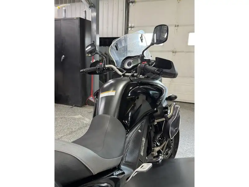 2016 Suzuki Unspecified, schwarz, Import Kanada — Foto 10 z 12