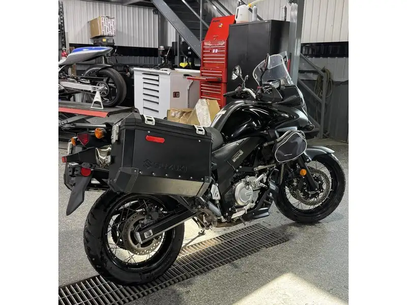 2016 Suzuki Unspecified, schwarz, Import Kanada — Foto 2 z 12