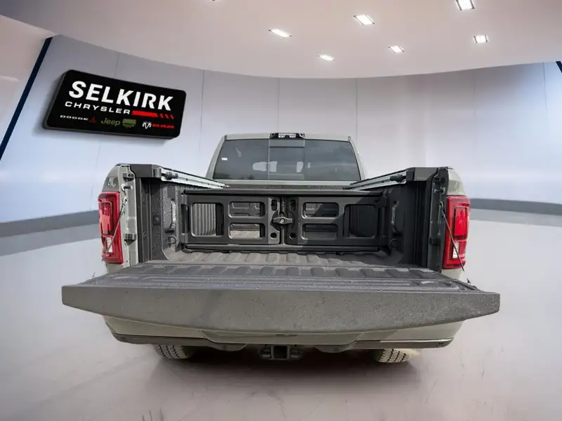 2027 RAM 2500 Laramie, rot, 19 km, Import Kanada — Foto 6 z 12