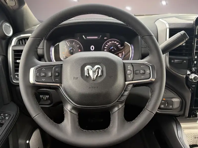 2027 RAM 2500 Laramie, rot, 19 km, Import Kanada — Foto 8 z 12
