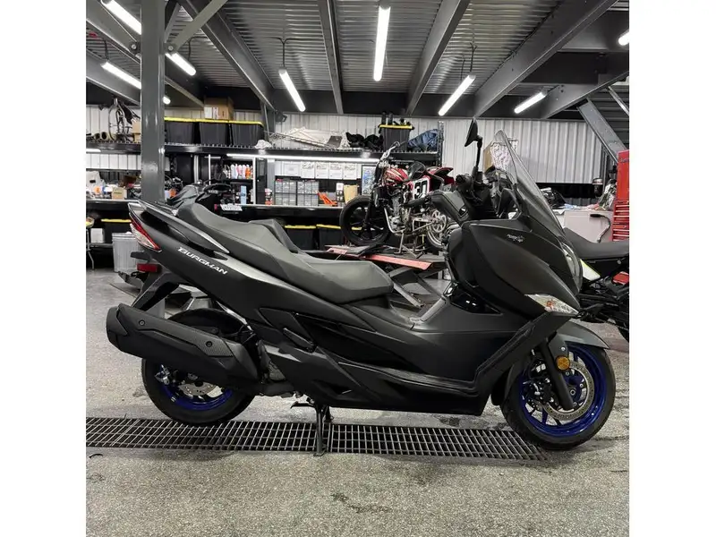2024 Suzuki Unspecified, schwarz, Import Kanada — Foto 1
