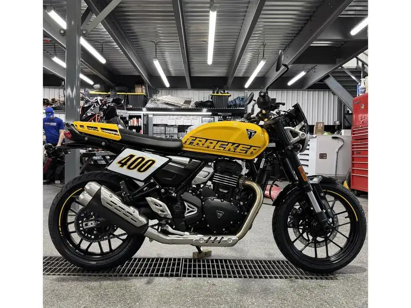 2027 Triumph Tracker 400, gelb, Import Kanada — Foto 1