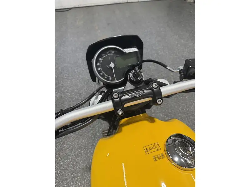 2027 Triumph Tracker 400, gelb, Import Kanada — Foto 10 z 11