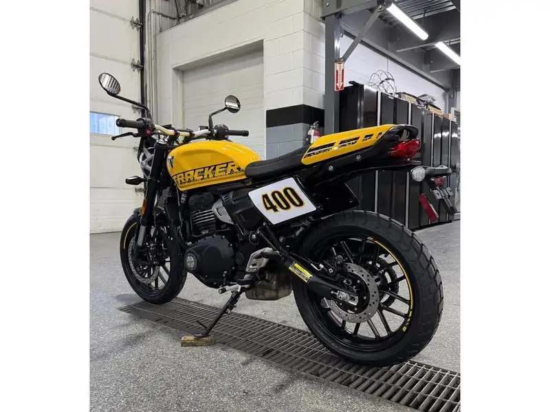 2027 Triumph Tracker 400, gelb, Import Kanada — Foto 4 z 11