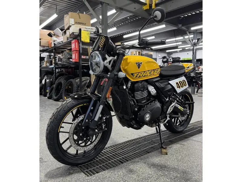 2027 Triumph Tracker 400, gelb, Import Kanada — Foto 6 z 11