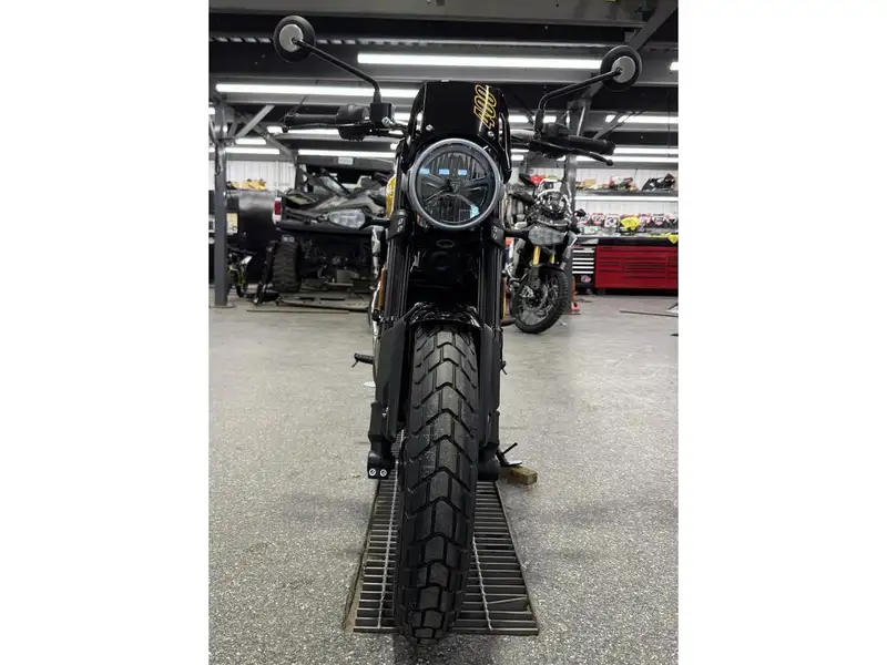 2027 Triumph Tracker 400, gelb, Import Kanada — Foto 7 z 11