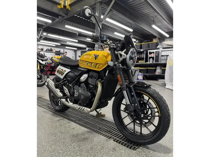 2027 Triumph Tracker 400, gelb, Import Kanada — Foto 8 z 11