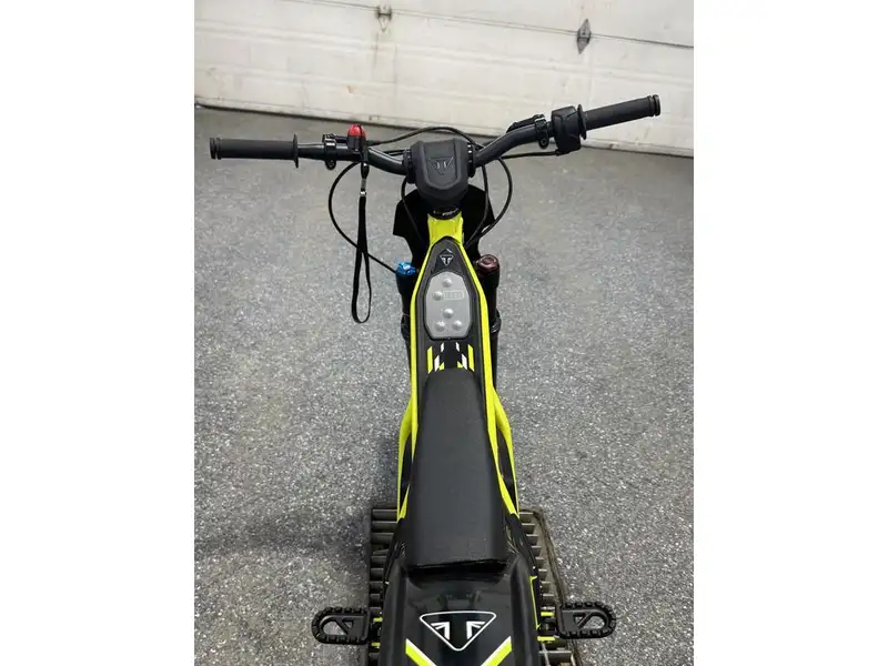 2026 Triumph TXP-16, gelb, Import Kanada — Foto 9 z 9