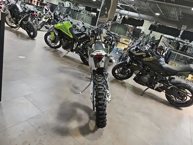2026 Triumph TF 450-E, gelb, 12 km, Import Kanada — Foto 10 z 12
