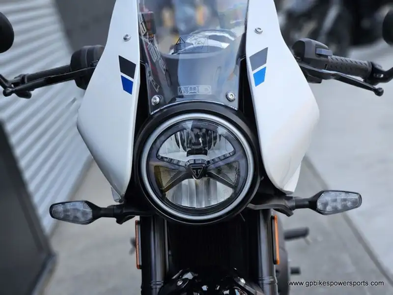 2026 Triumph Unspecified 400, grau, 0 km, Import Kanada — Foto 6 z 12