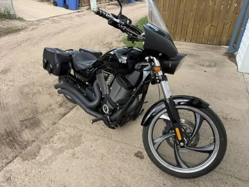 2011 Victory Unspecified 8 Ball, schwarz, 41.391 km, Import Kanada — Foto 2 z 8