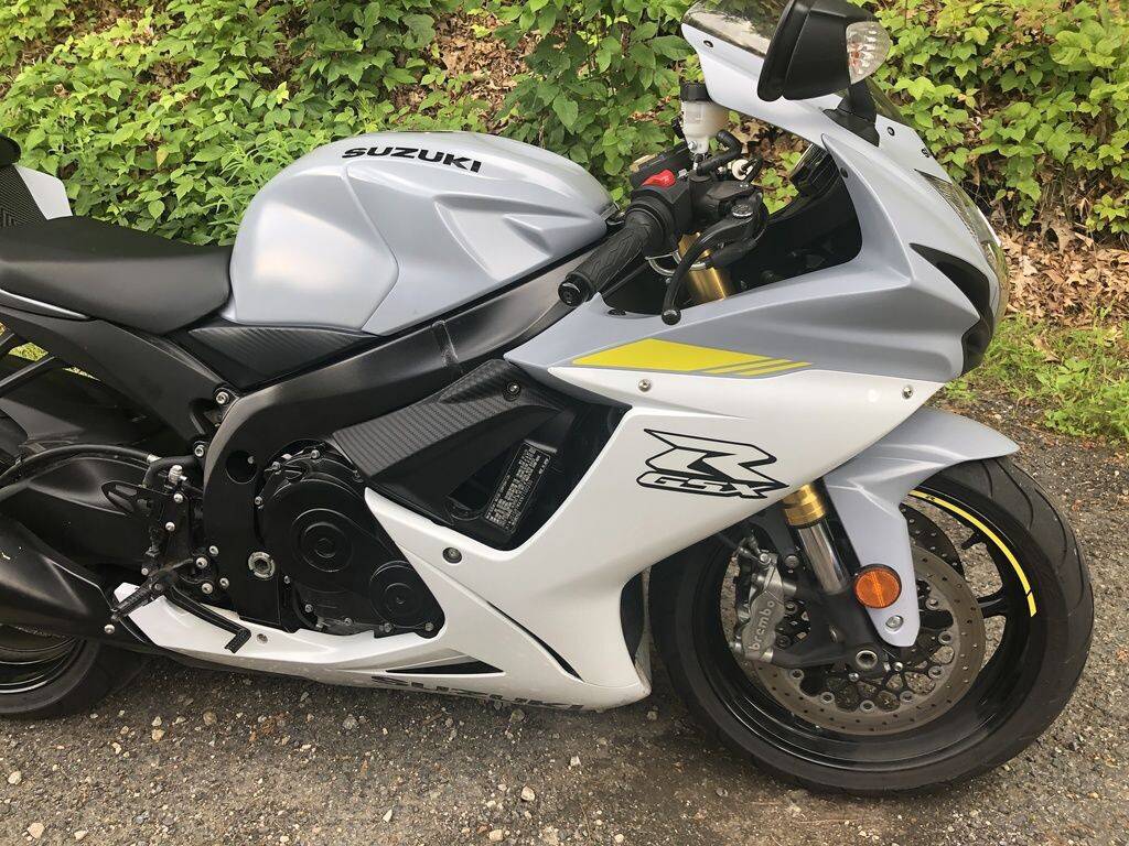 2022 Suzuki, grau, Import USA — Foto 3 z 11