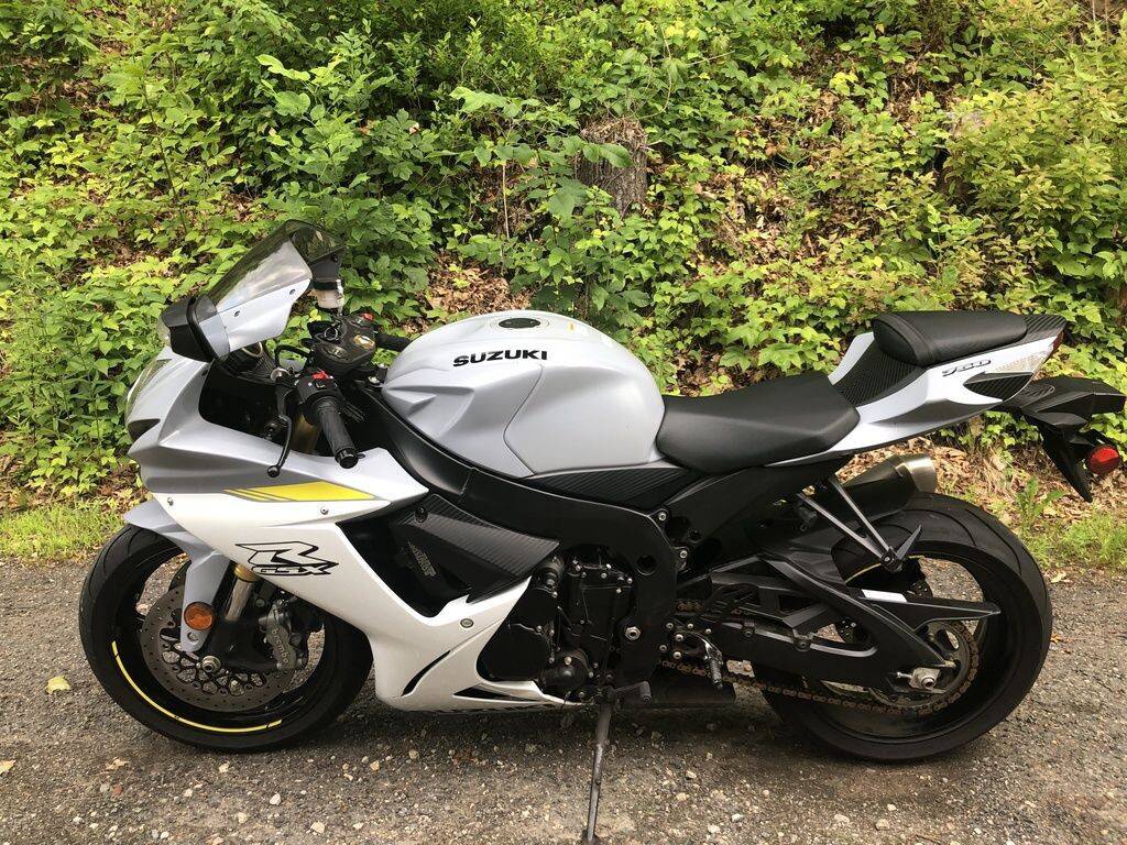2022 Suzuki, grau, Import USA — Foto 9 z 11
