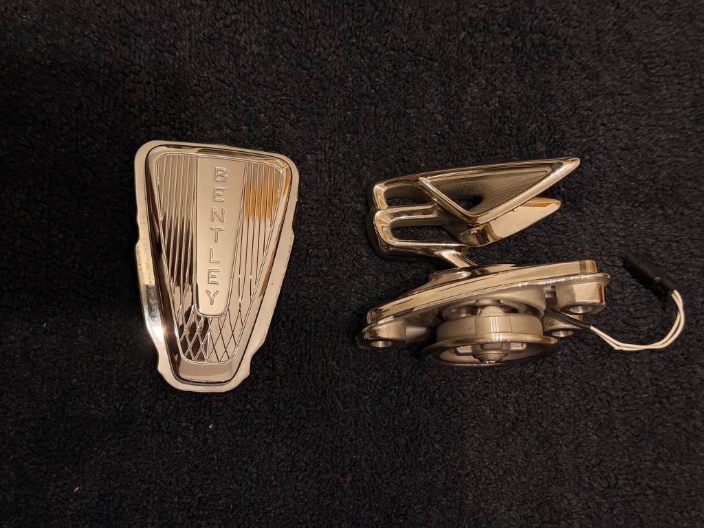 originál maskotka Bentley Flying B – podswietlana | Flying Spur | OE, Auf Lager in der EU — Foto 1 | AMECAR originál maskotka Bentley Flying B – podswietlana | Flying Spur | OE, Auf Lager in der EU — Foto 1