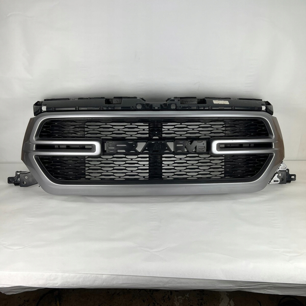 Grill, Atrapa chladiče - Ram 1500, Auf Lager in der EU — Foto 1 | AMECAR Grill, Atrapa chladiče - Ram 1500, Auf Lager in der EU — Foto 1