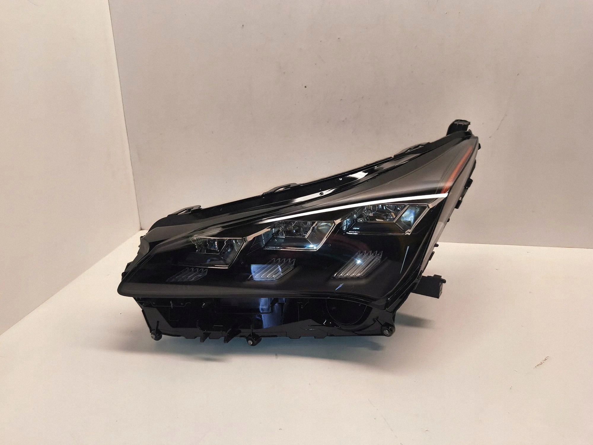 světlomet levá strana Lexus NX 8118578080, Auf Lager in der EU — Foto 1