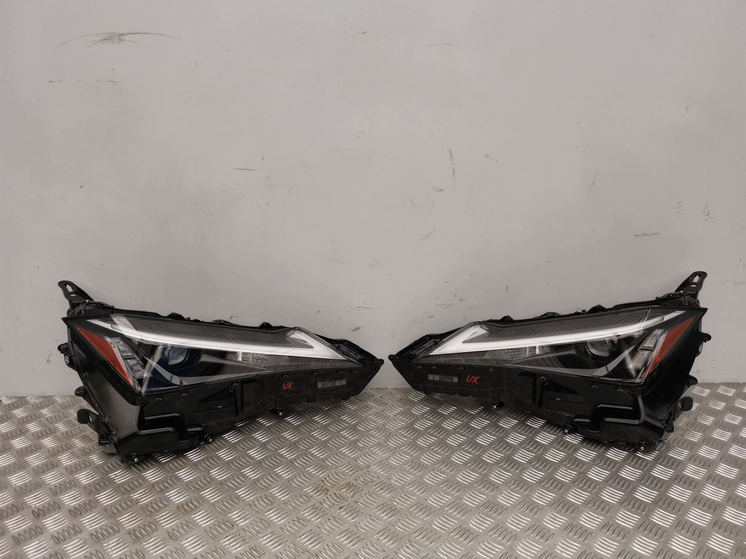 Lexus Ux 2022r světlomety přední Prednia komplet levý i pravý dealne Europa komplet, Auf Lager in der EU — Foto 1