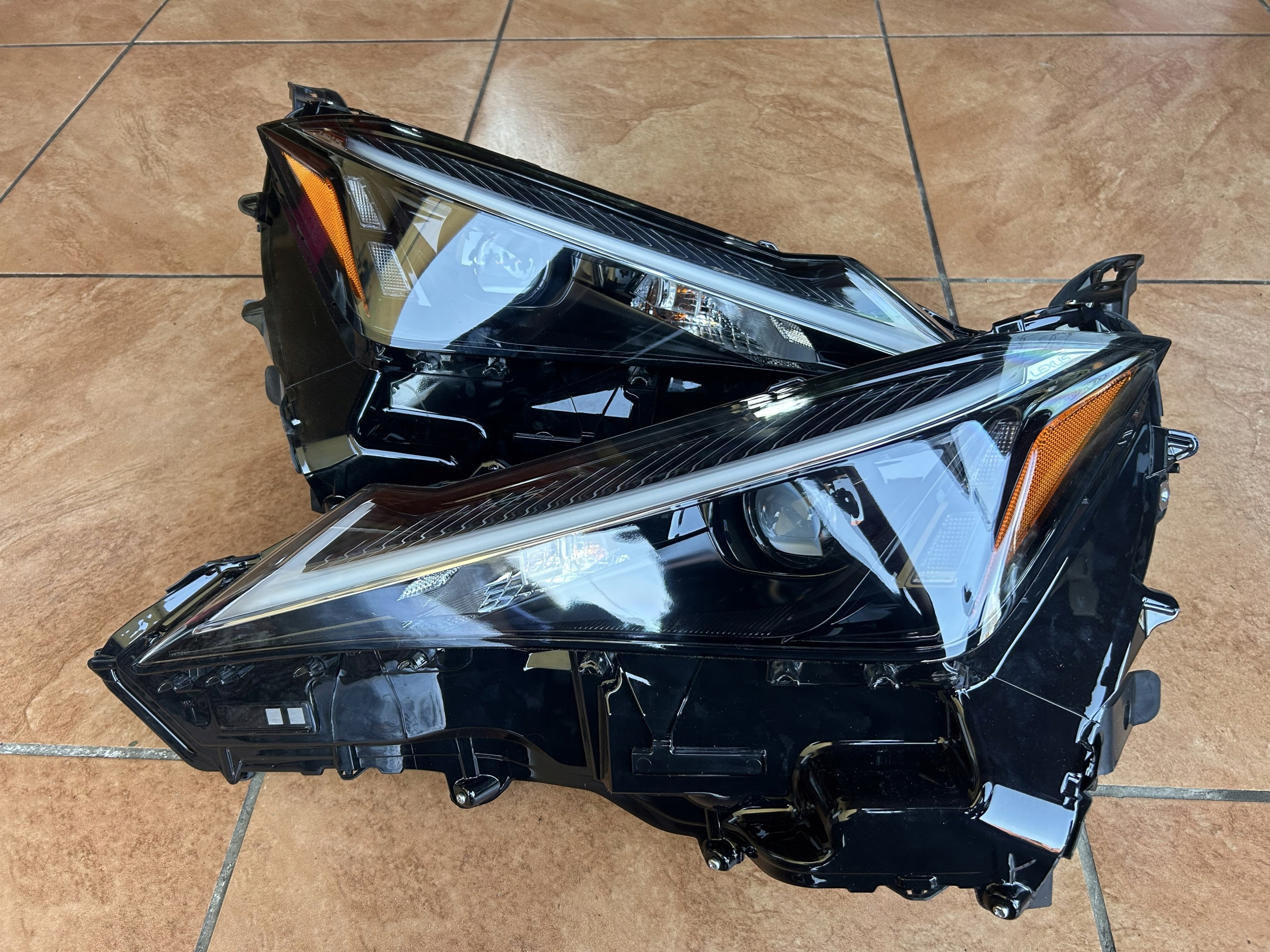 LEXUS UX FULL LED světlomet komplet levý i pravý Ciemne SHADOW 81145-76700, Auf Lager in der EU — Foto 1