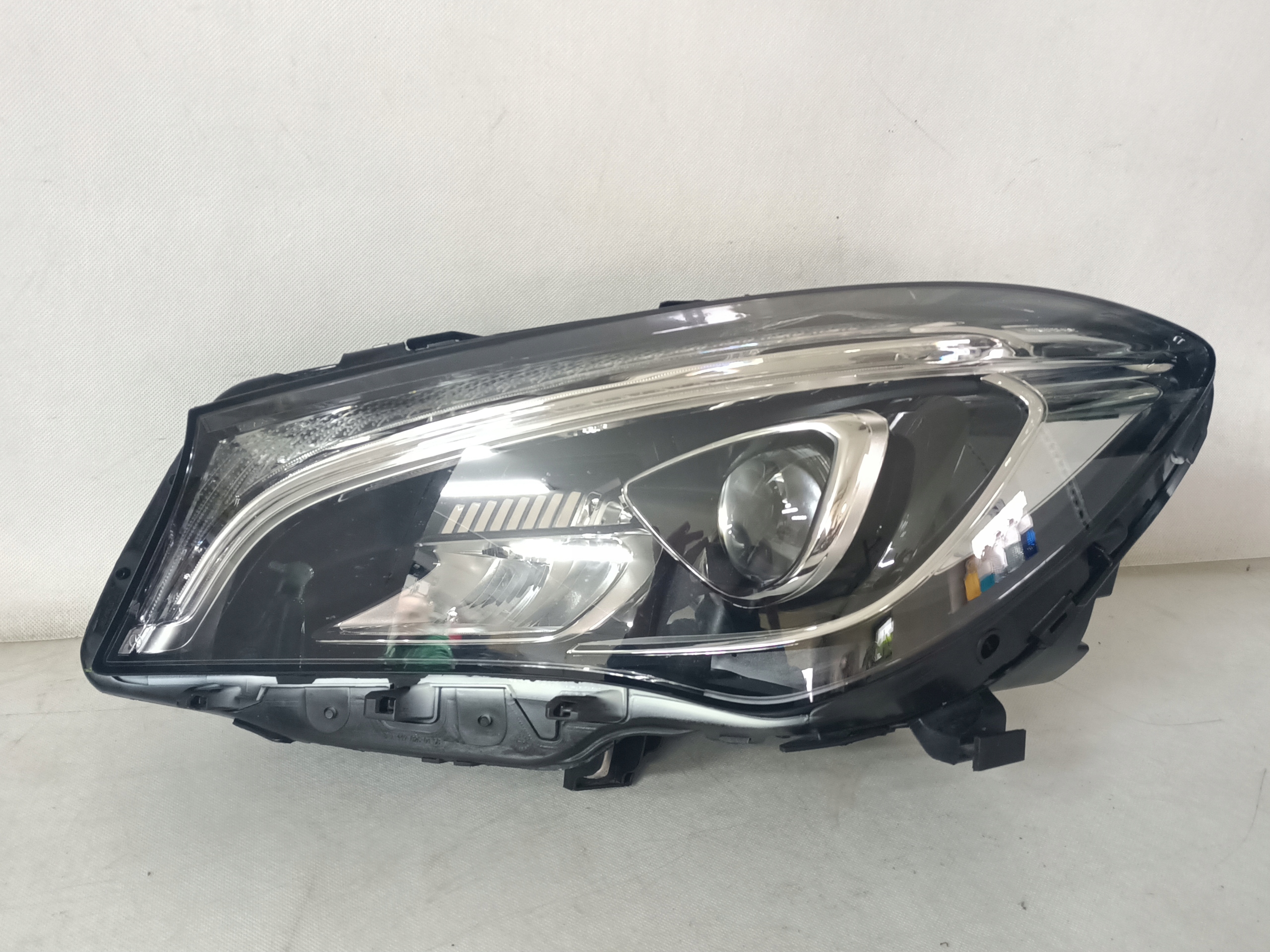 levá Mercedes w117 facelift CLA Performace Full Led EUROPA1, Auf Lager in der EU — Foto 1
