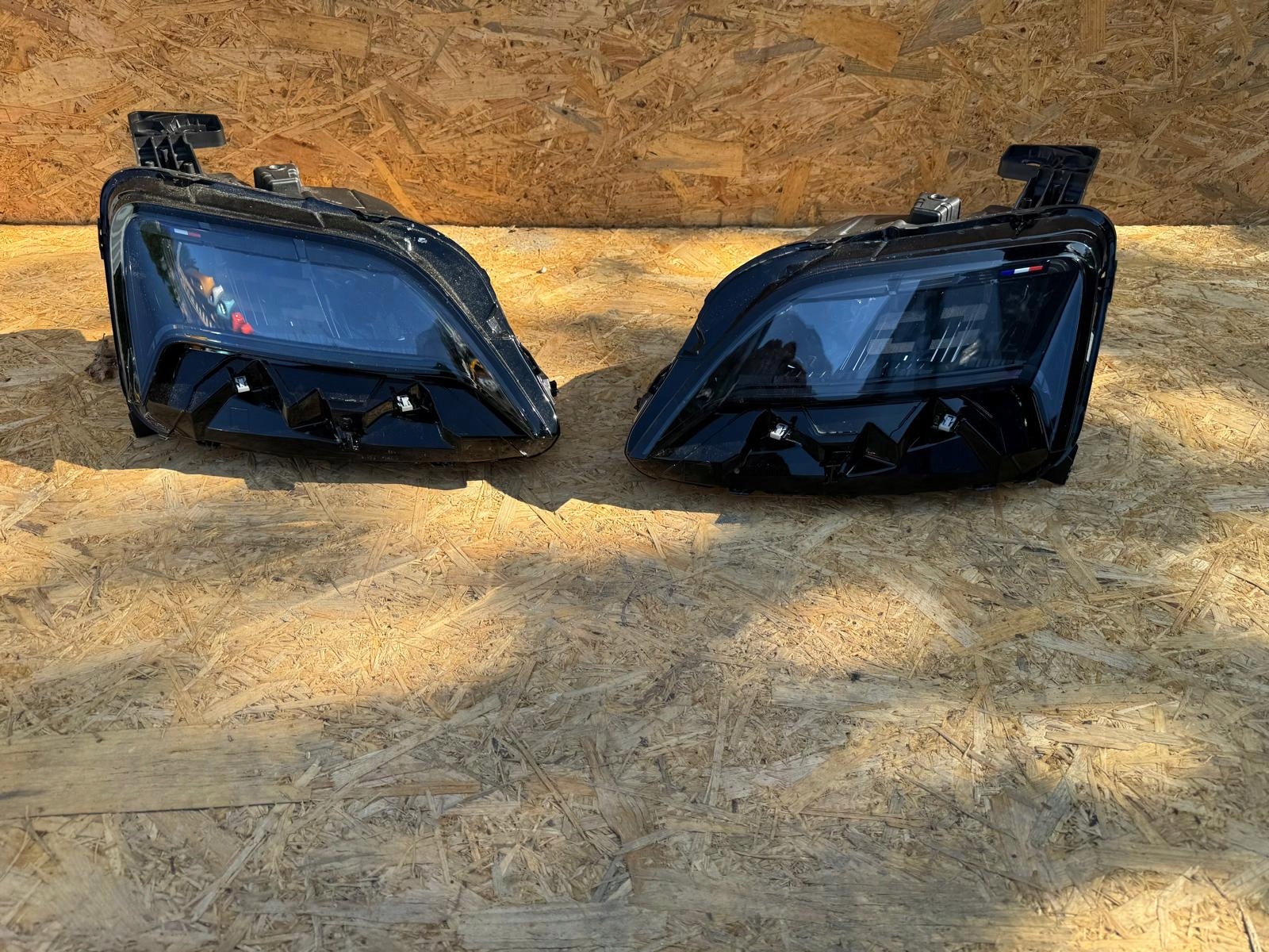Renault V 5 komplet Lamp světlomety přední LED komplet levý i pravý originál Eu, Auf Lager in der EU — Foto 1