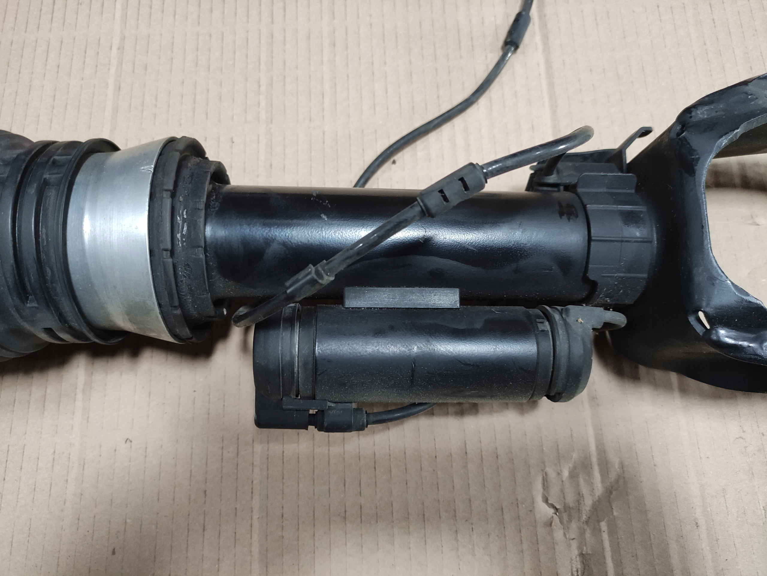 tlumič pravý přední Airmatic Mercedes Gle W166 A1663204266, Auf Lager in der EU — Foto 1 tlumič pravý přední Airmatic Mercedes Gle W166 A1663204266, Auf Lager in der EU — Foto 1