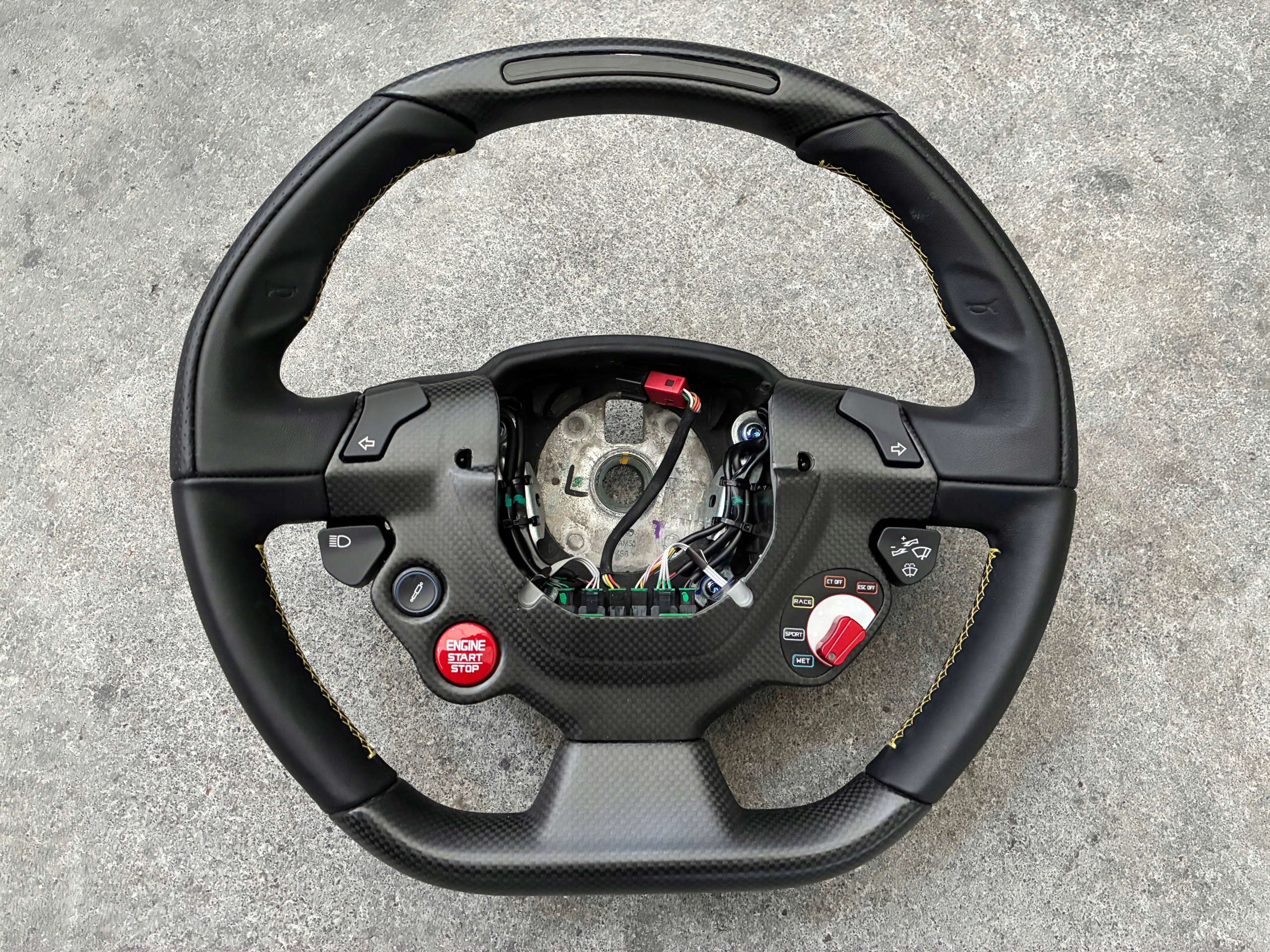 Ferrari 488 Pista F142 volant Czarna Carbon Igla Jak nová, Auf Lager in der EU — Foto 1