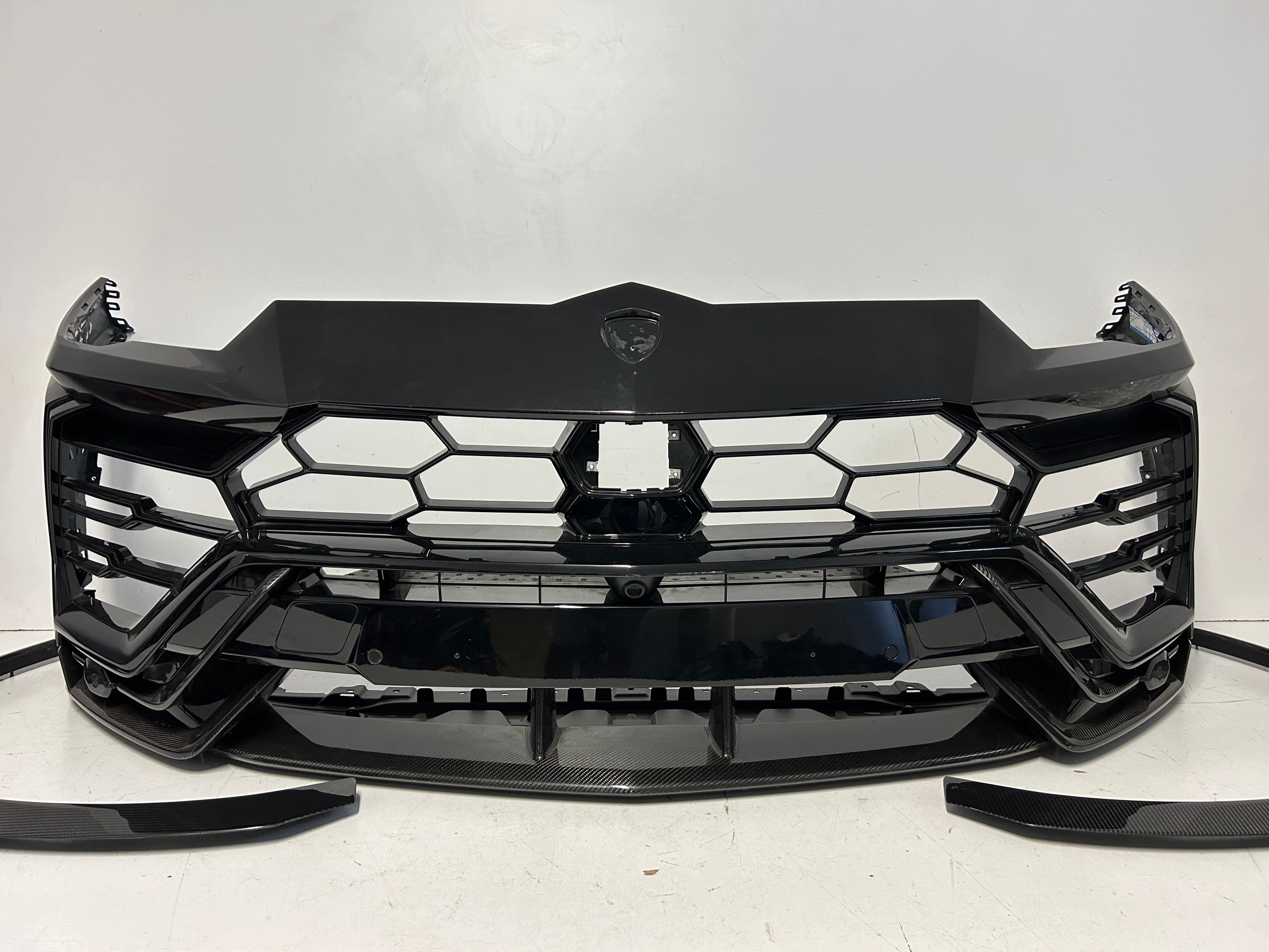 Lamborghini Urus 4ML nárazník přední nárazník Carbon lišta komplet levý i pravý, Auf Lager in der EU — Foto 1