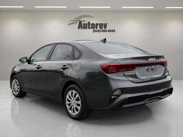 2023 Kia Forte LX, grau, 23.000 km, Import Kanada — Foto 3 z 5