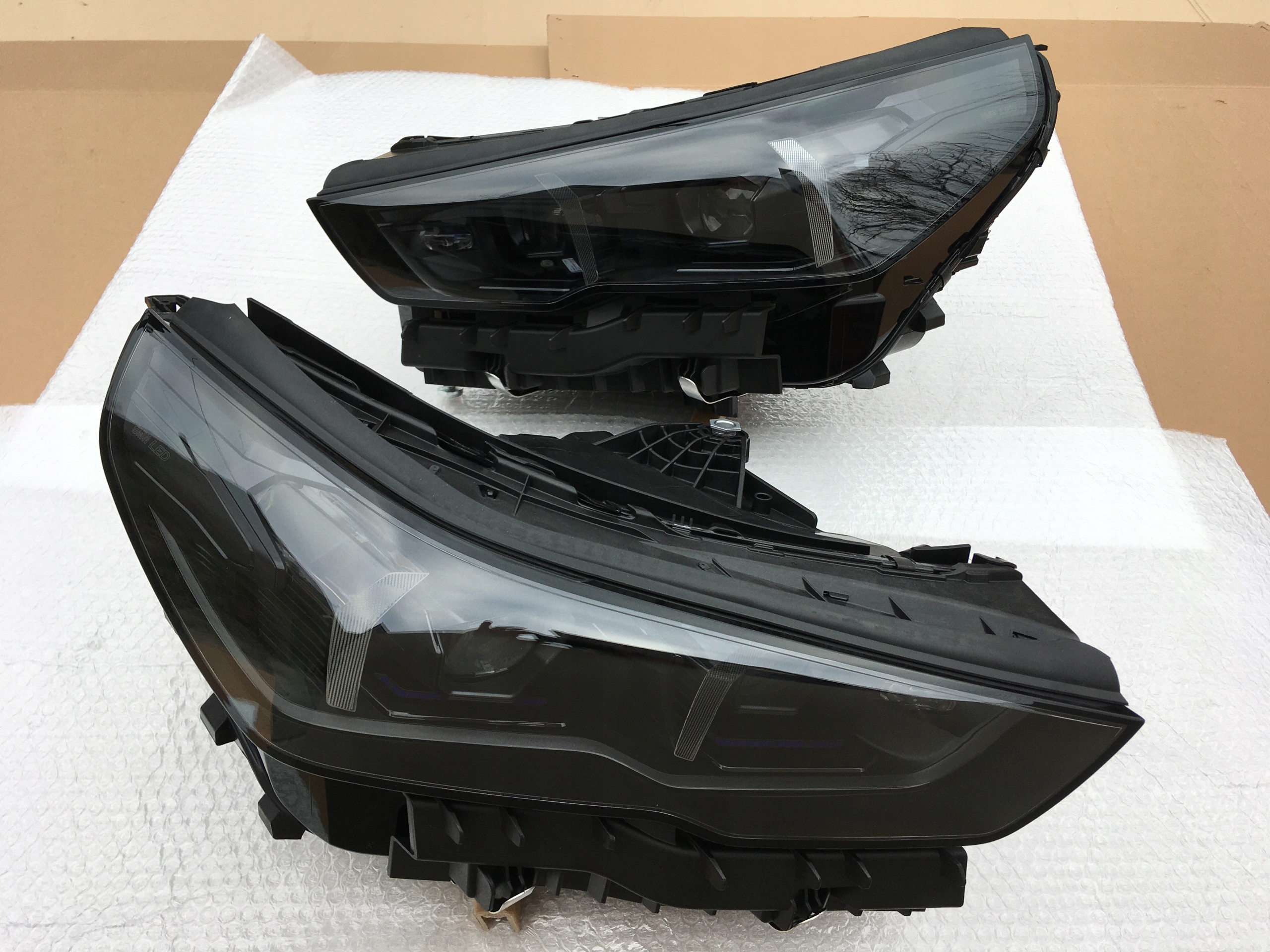 BMW 5 G60 nová světlomet Led Shadow czarna Black blatník kapota nárazník - M5 G90, schwarz, Auf Lager in der EU — Foto 1