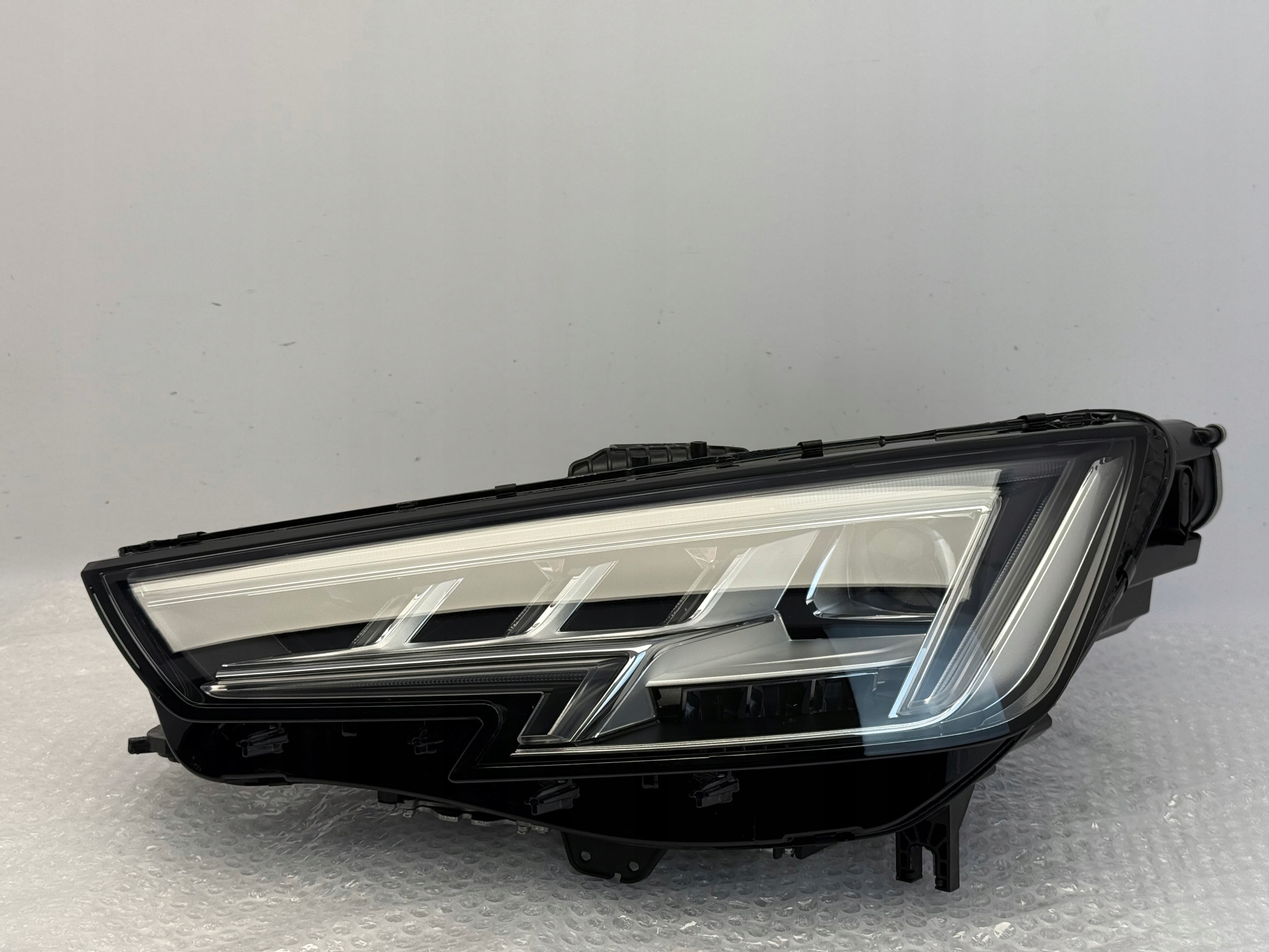 Audi A4 B9 světlomet levá Matrix nová originál 8w0941035, Auf Lager in der EU — Foto 1
