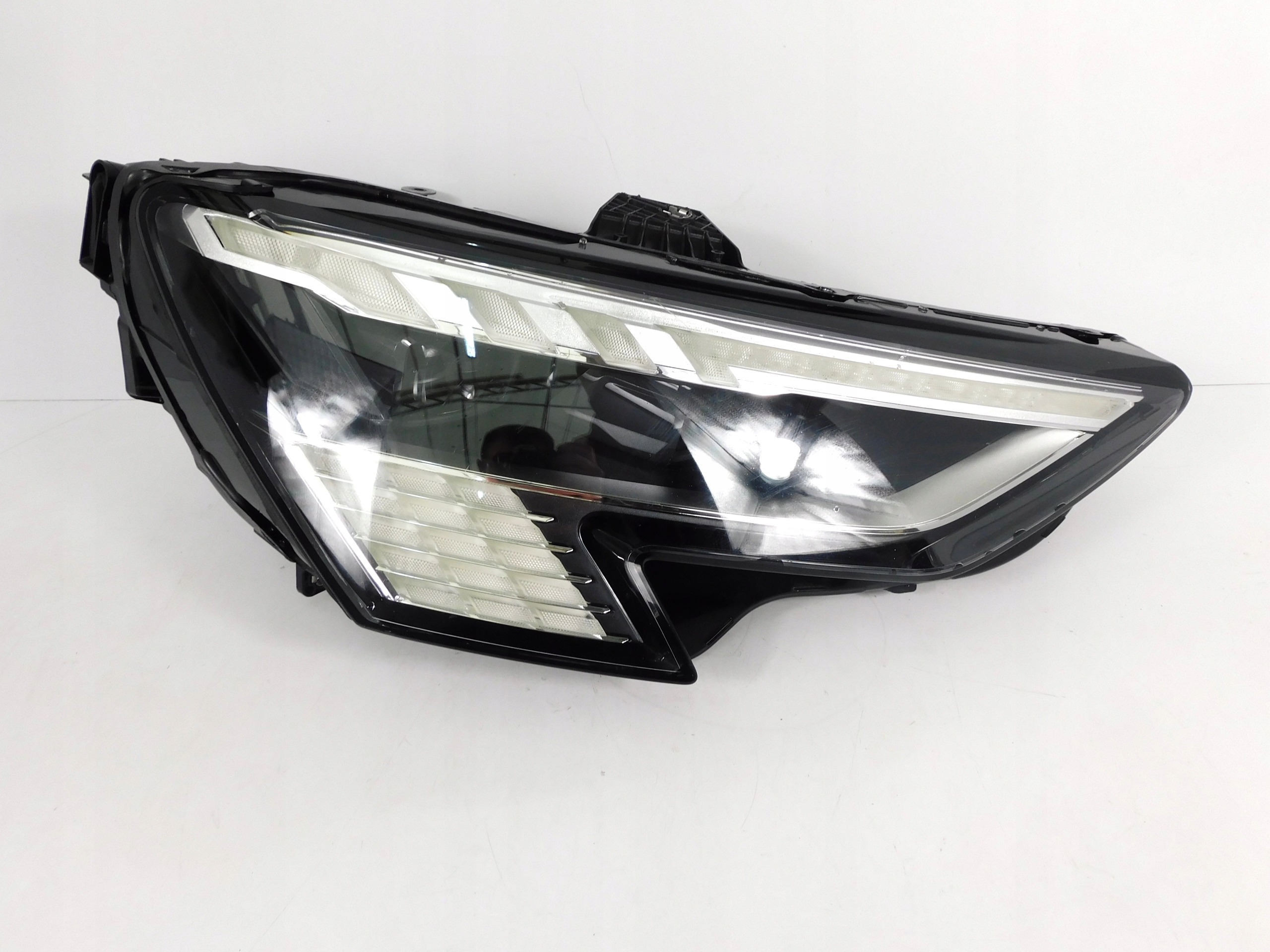 světlomet pravá přední MATRIX AUDI A3 8Y FULL LED, Auf Lager in der EU — Foto 2 z 7