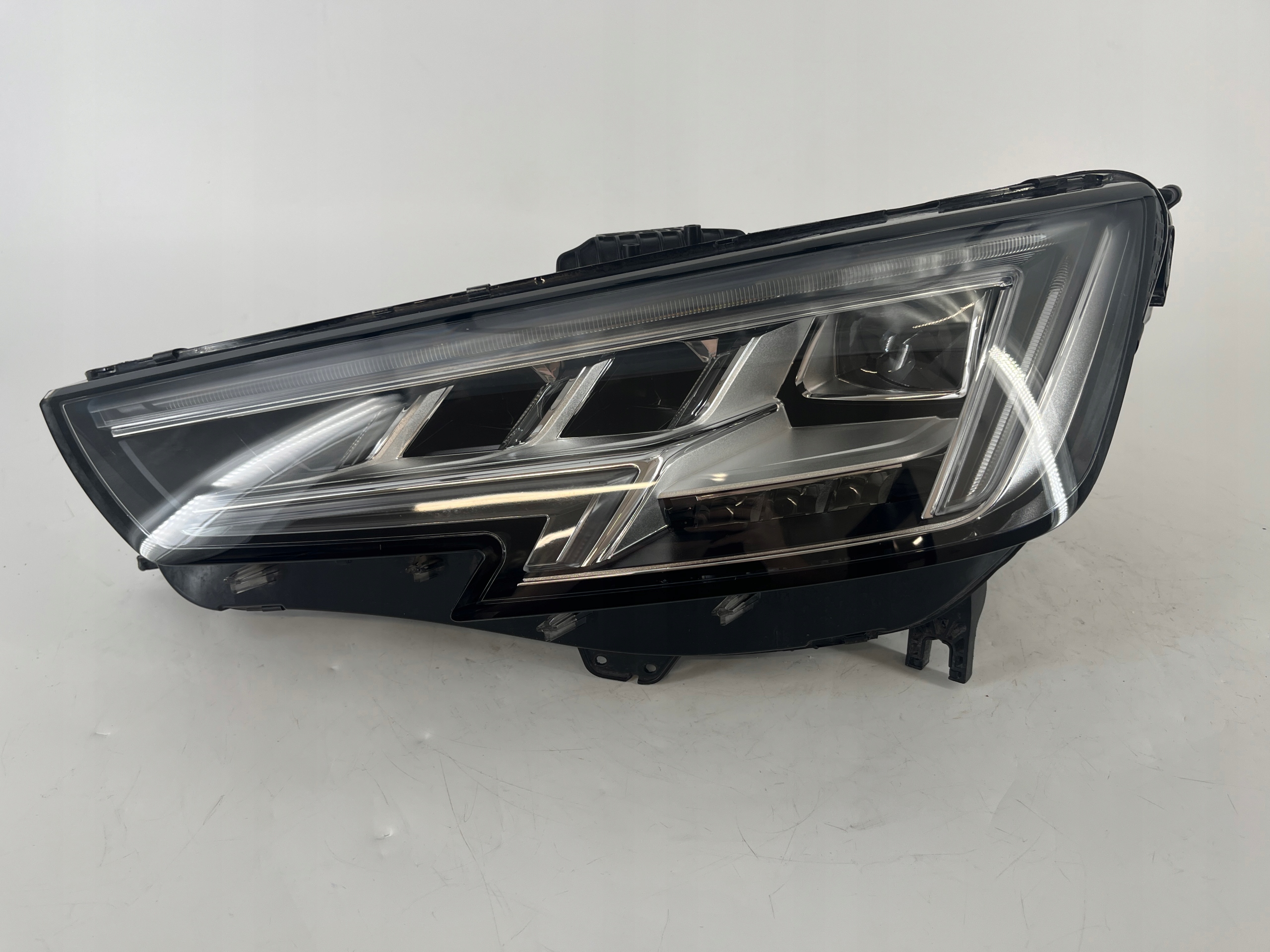 Audi A4 B9 světlomet Full Led MATRIX levá přední 8W0941035, Auf Lager in der EU — Foto 1