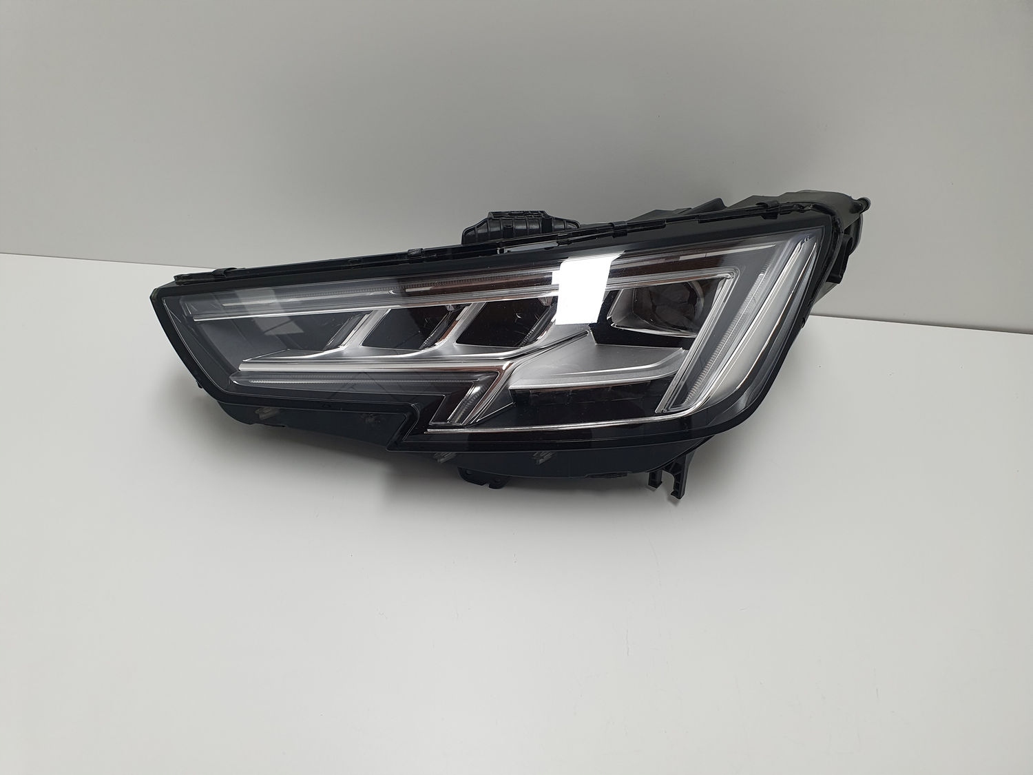 Audi A4 B9 8W Full Led Matrix levý přední světlomet levá levý přední EU, Auf Lager in der EU — Foto 1 z 5 Audi A4 B9 8W Full Led Matrix levý přední světlomet levá levý přední EU, Auf Lager in der EU — Foto 1 z 5