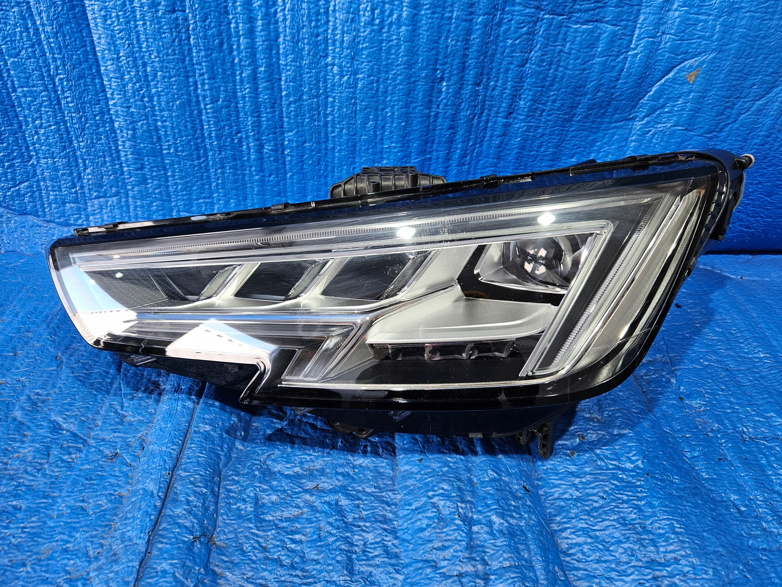 Audi A4 B9 Voll LED Matrix světlomet levý 8w0941035, Auf Lager in der EU — Foto 1 z 15 Audi A4 B9 Voll LED Matrix světlomet levý 8w0941035, Auf Lager in der EU — Foto 1 z 15