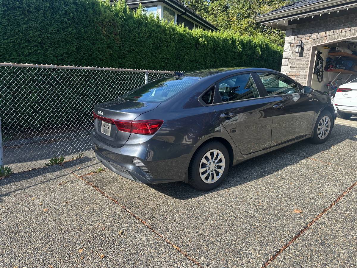 2023 Kia, Import Kanada — Foto 3 z 3
