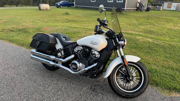 2022 Indian, weiß, Import USA — Foto 1