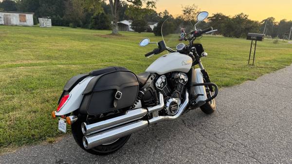 2022 Indian, weiß, Import USA — Foto 2 z 5