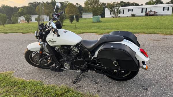 2022 Indian, weiß, Import USA — Foto 3 z 5