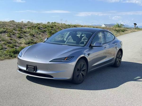2024 Tesla, Import Kanada — Foto 1 z 12 2024 Tesla, Import Kanada — Foto 1 z 12