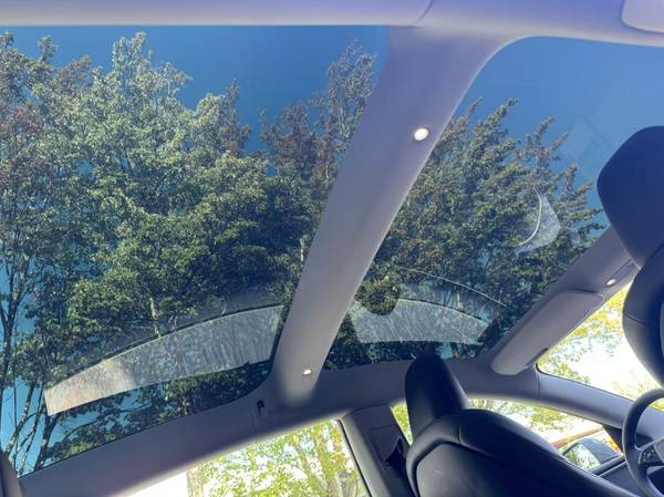 2024 Tesla, Import Kanada — Foto 11 z 12