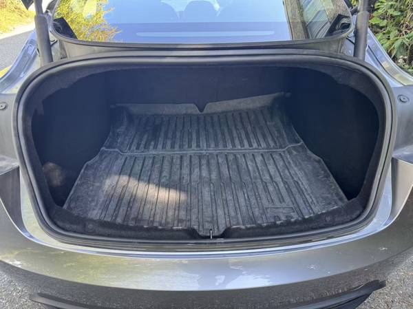 2024 Tesla, Import Kanada — Foto 12 z 12