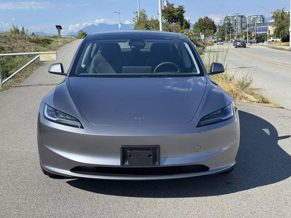 2024 Tesla, Import Kanada — Foto 2 z 12