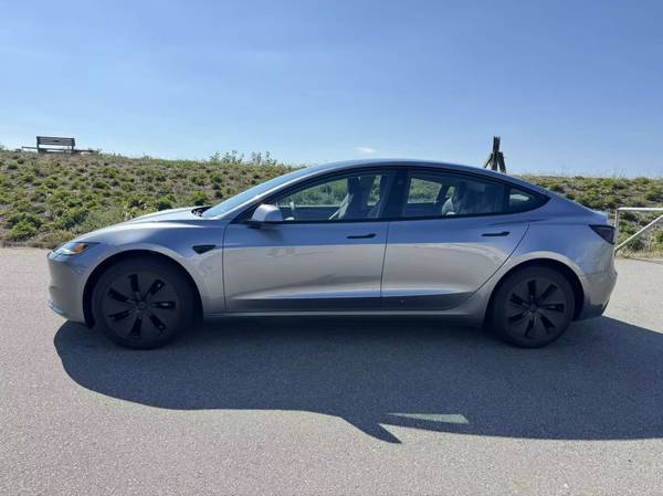 2024 Tesla, Import Kanada — Foto 3 z 12