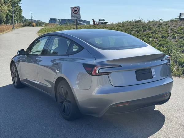 2024 Tesla, Import Kanada — Foto 4 z 12